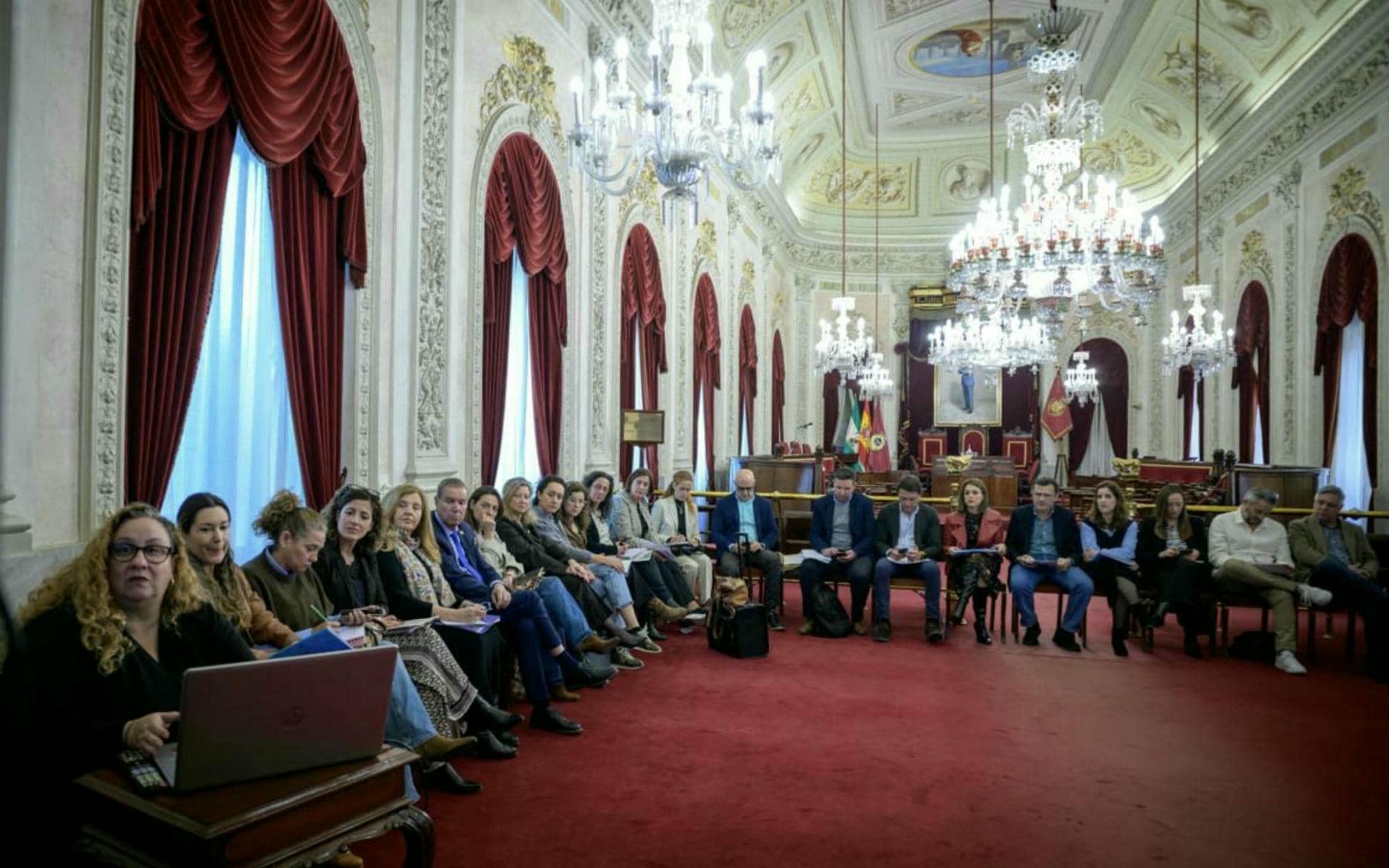 Más de 30 colectivos y entidades participan en la Mesa Municipal por el Empleo de Cádiz.