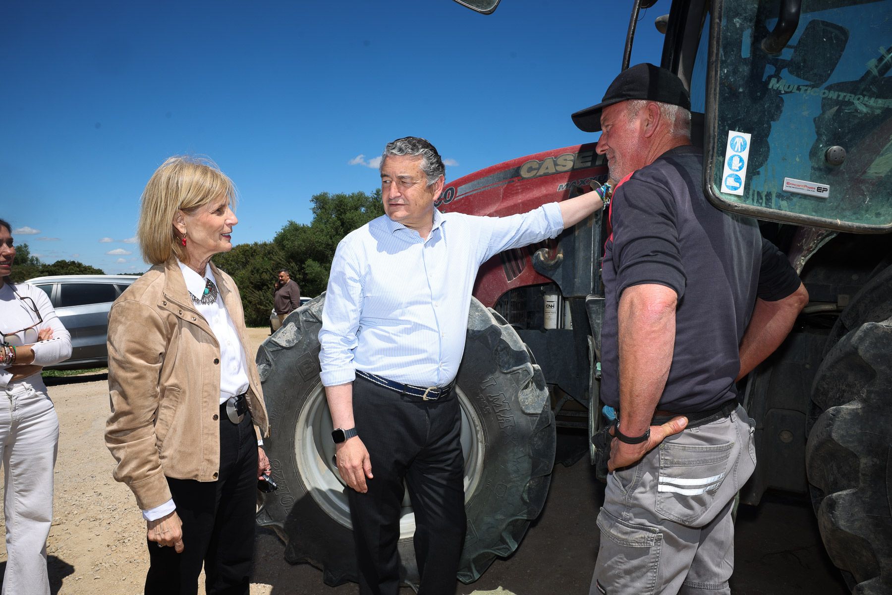 La alcaldesa María José García-Pelayo y el número 1 del PP por Cádiz el próximo 17M, Antonio Sanz, este pasado martes en Lomopardo, en Jerez.