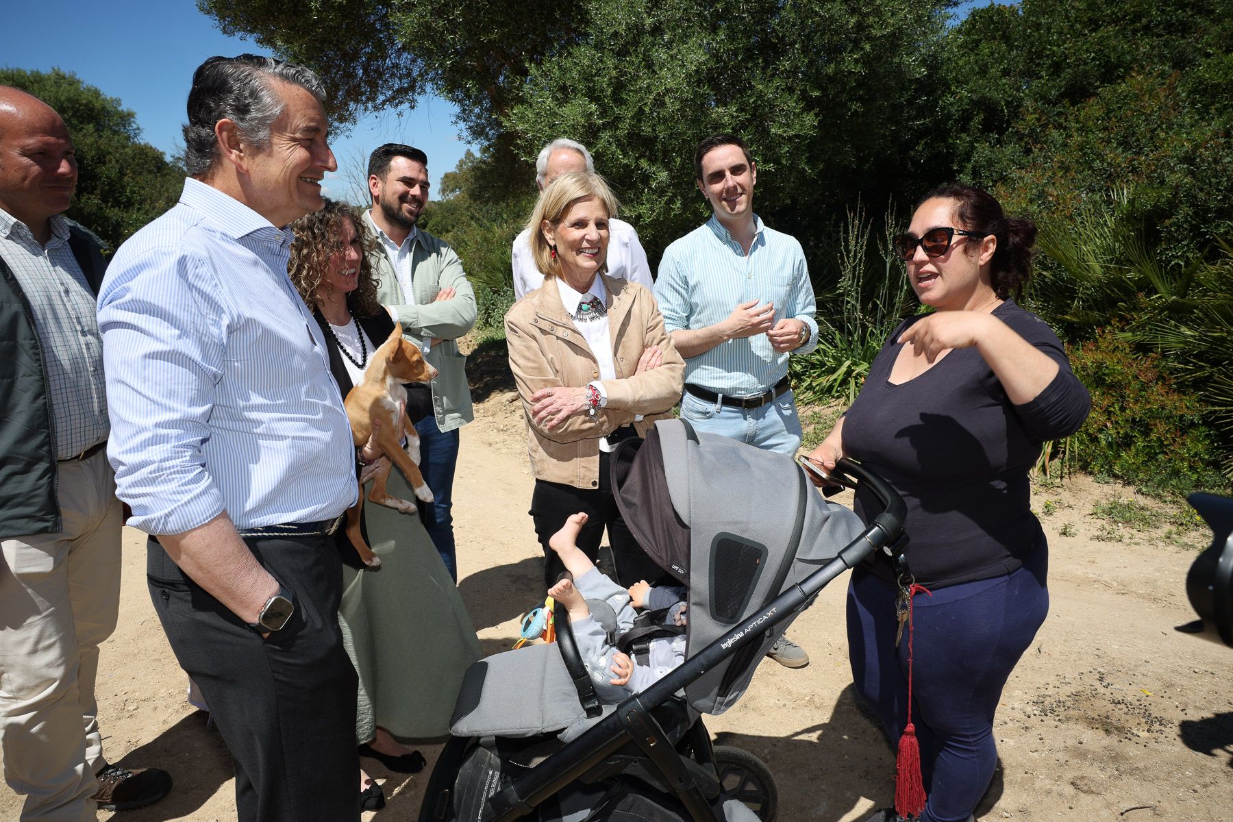 Antonio Sanz y María José García-Pelayo, en primer término, charlan este martes con una vecina de Lomopardo.