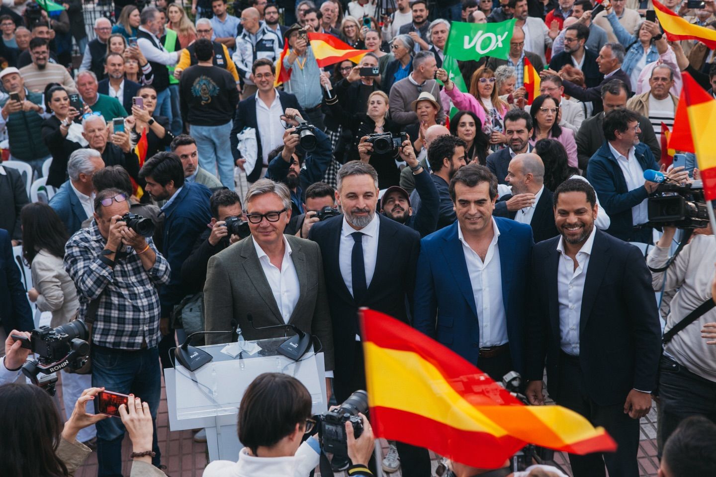 Manuel Gavira junto a Santiago Abascal, y otros miembros de Vox, en un acto reciente. Manuel Gavira junto a Santiago Abascal, y otros miembros de Vox, en un acto reciente.