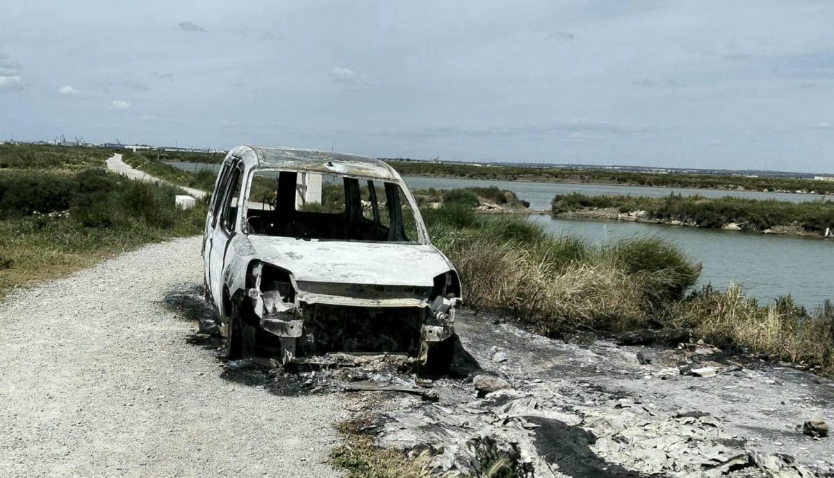 El vehículo se encuentra junto al caño.