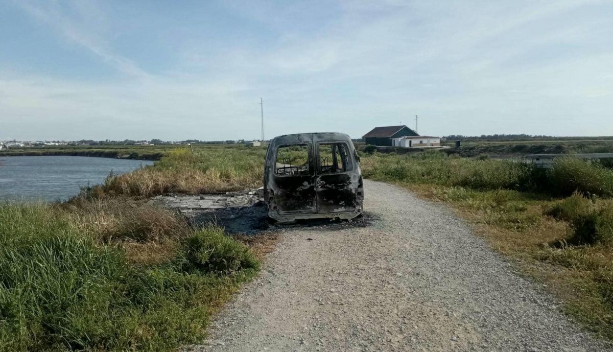El veículo, en mitad del sendero.