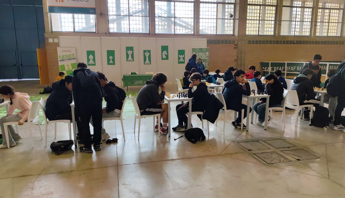 Los alumnos y alumnas aprenden los movimientos básicos de esta práctica.