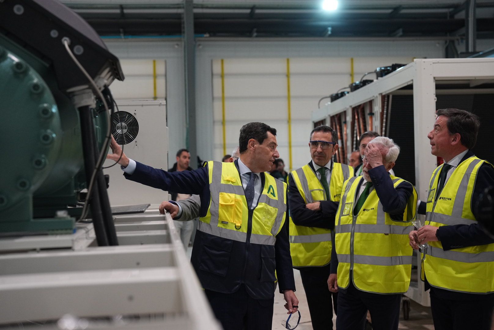 Juanma Moreno, durante su recorrido por las instalaciones de la mulinacional Keyter en Lucena, donde ha realizado una visita institucional.