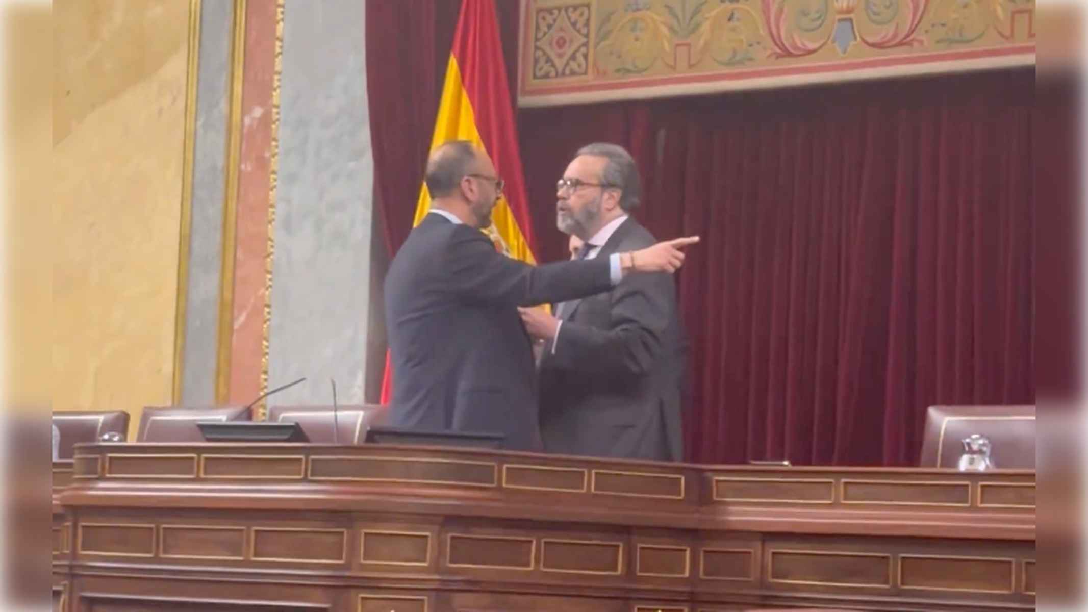 Momento en el que el diputado de Vox se encara con el vicepresidente primero de la Cámara.
