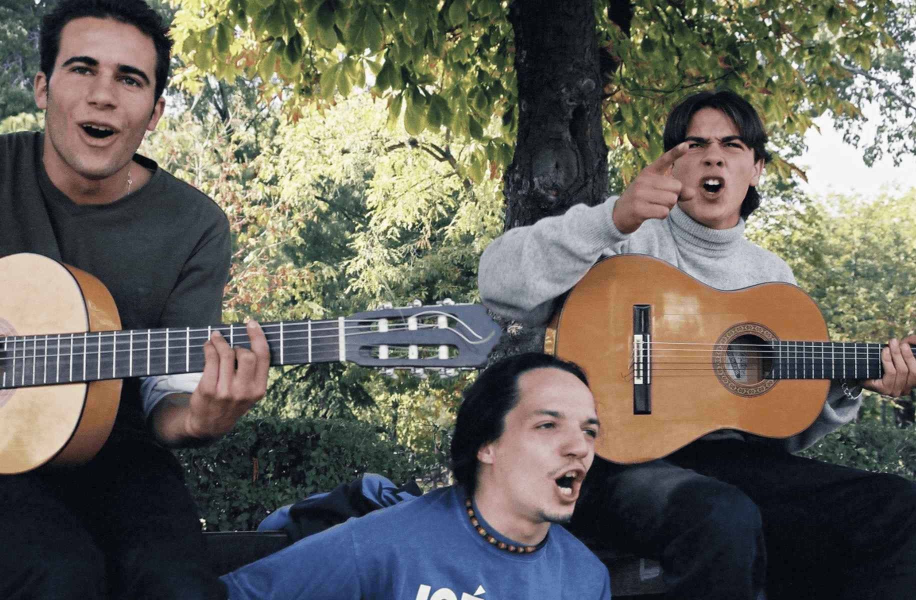 Los Delinquëntes, en octubre de 2000, cantando en el madrileño parque de El Retiro tras su primer concierto en la capital