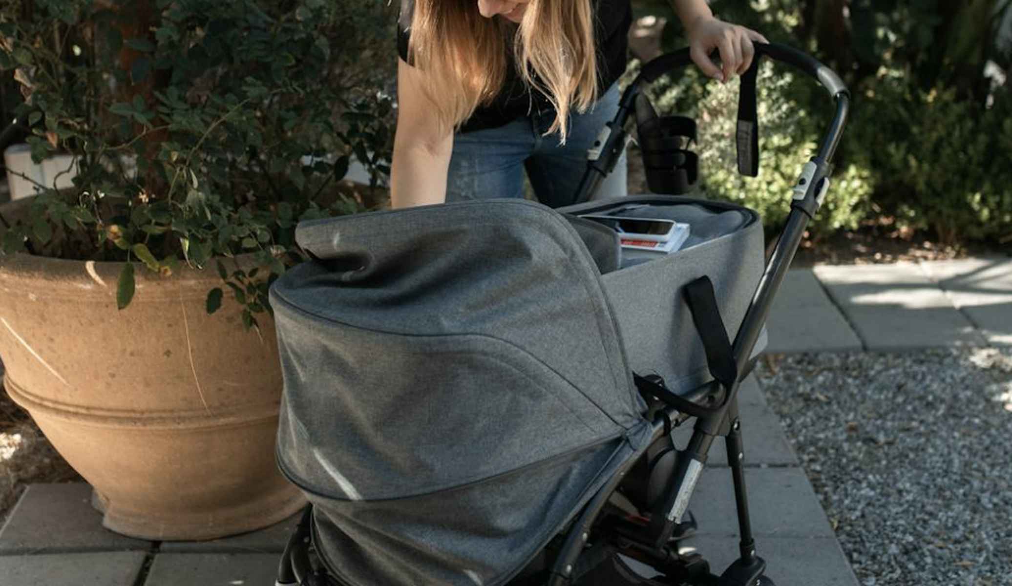 Una madre y el carro de su bebé Una madre y el carro de su bebé