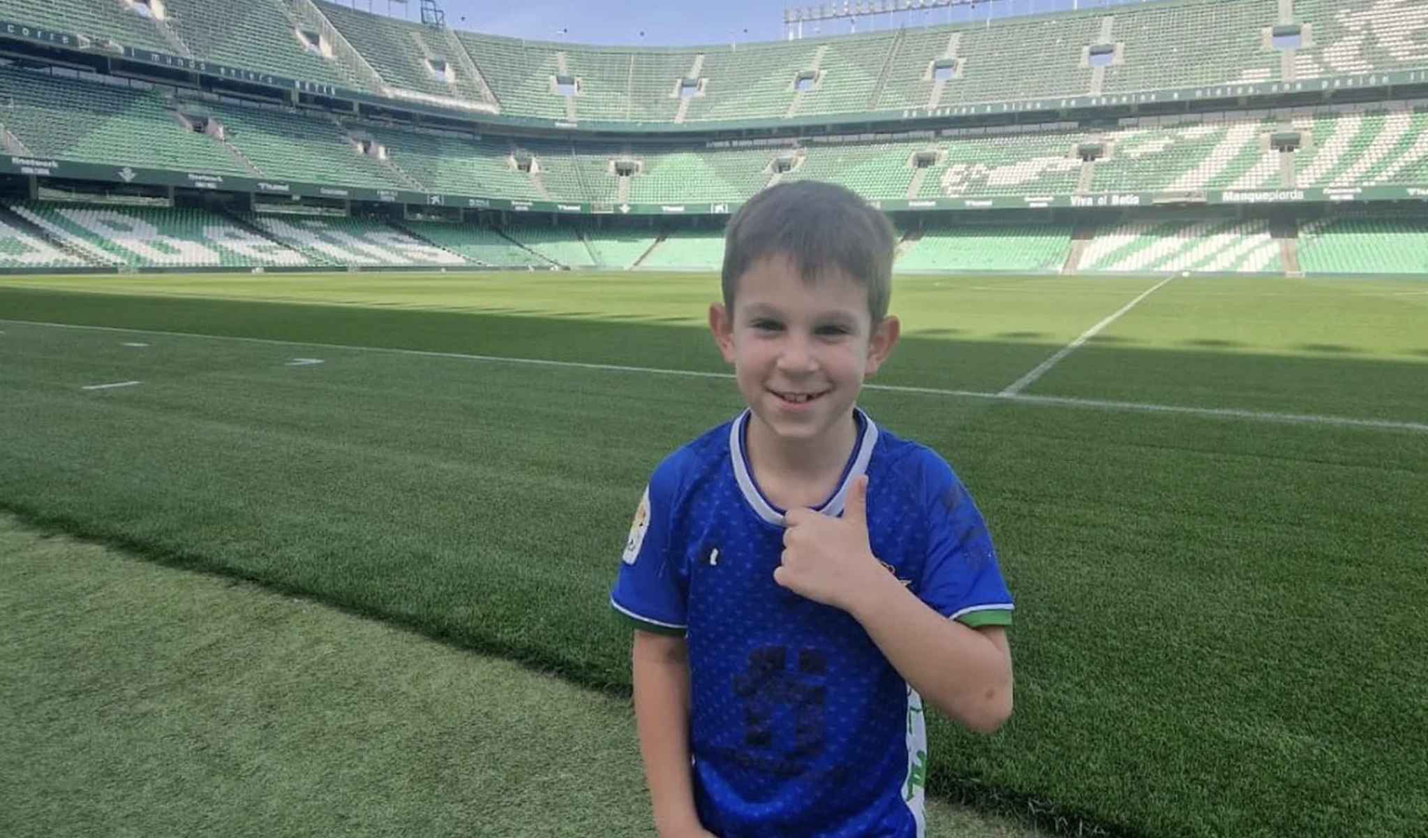 El pequeño Manuel, en una imagen compartida por el Real Betis.