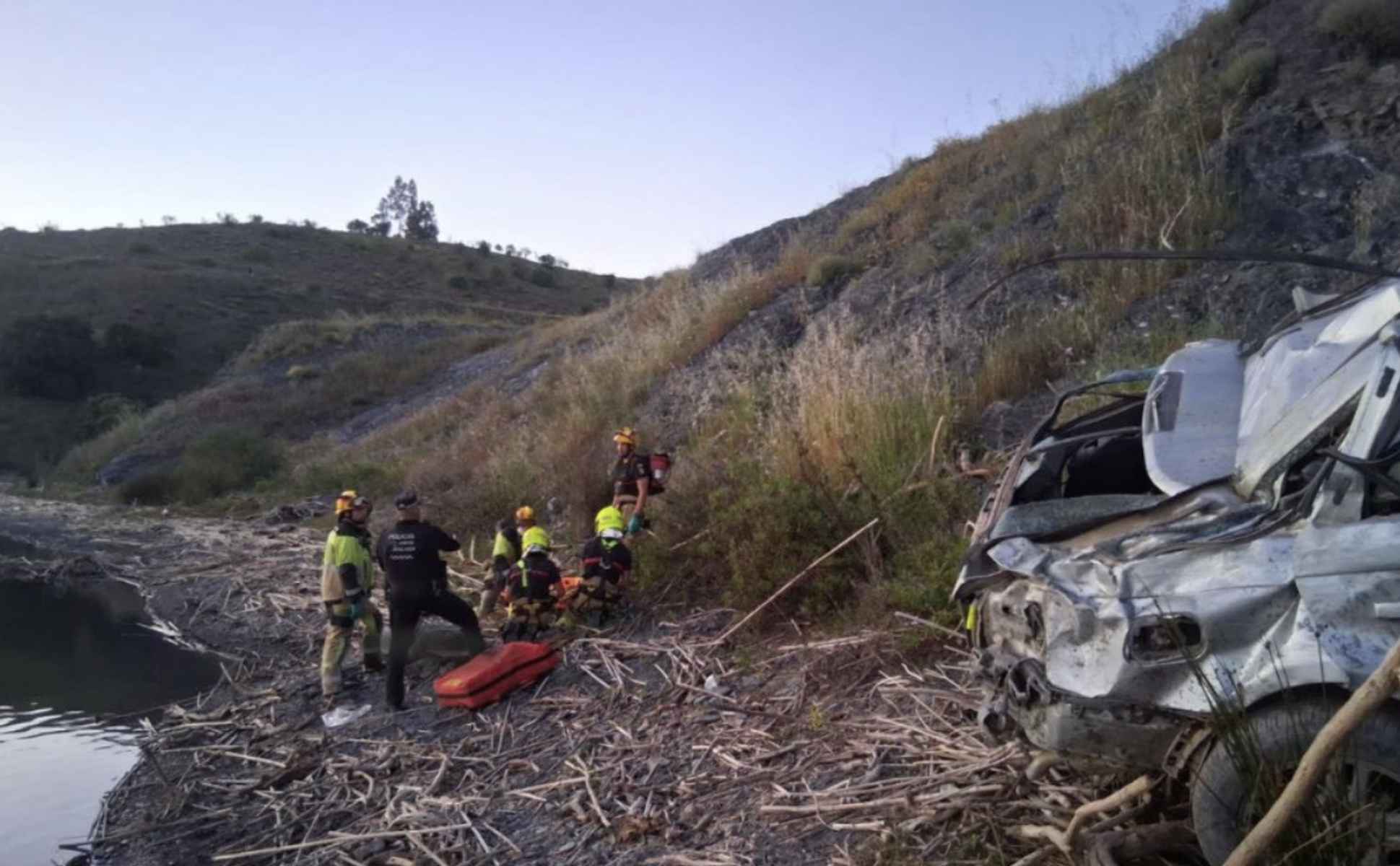 Eqiupos de rescate, en la zona del siniestro.   FOTO: REAL CUERPO DE BOMBEROS DE MÁLAGA