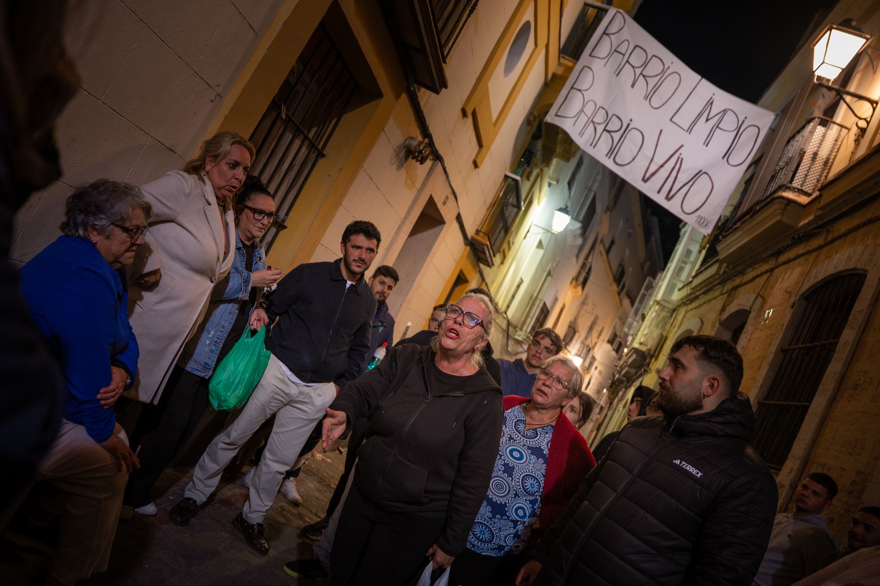 Patrulla vecinal contra la droga en el barrio de Santa María en Cádiz.