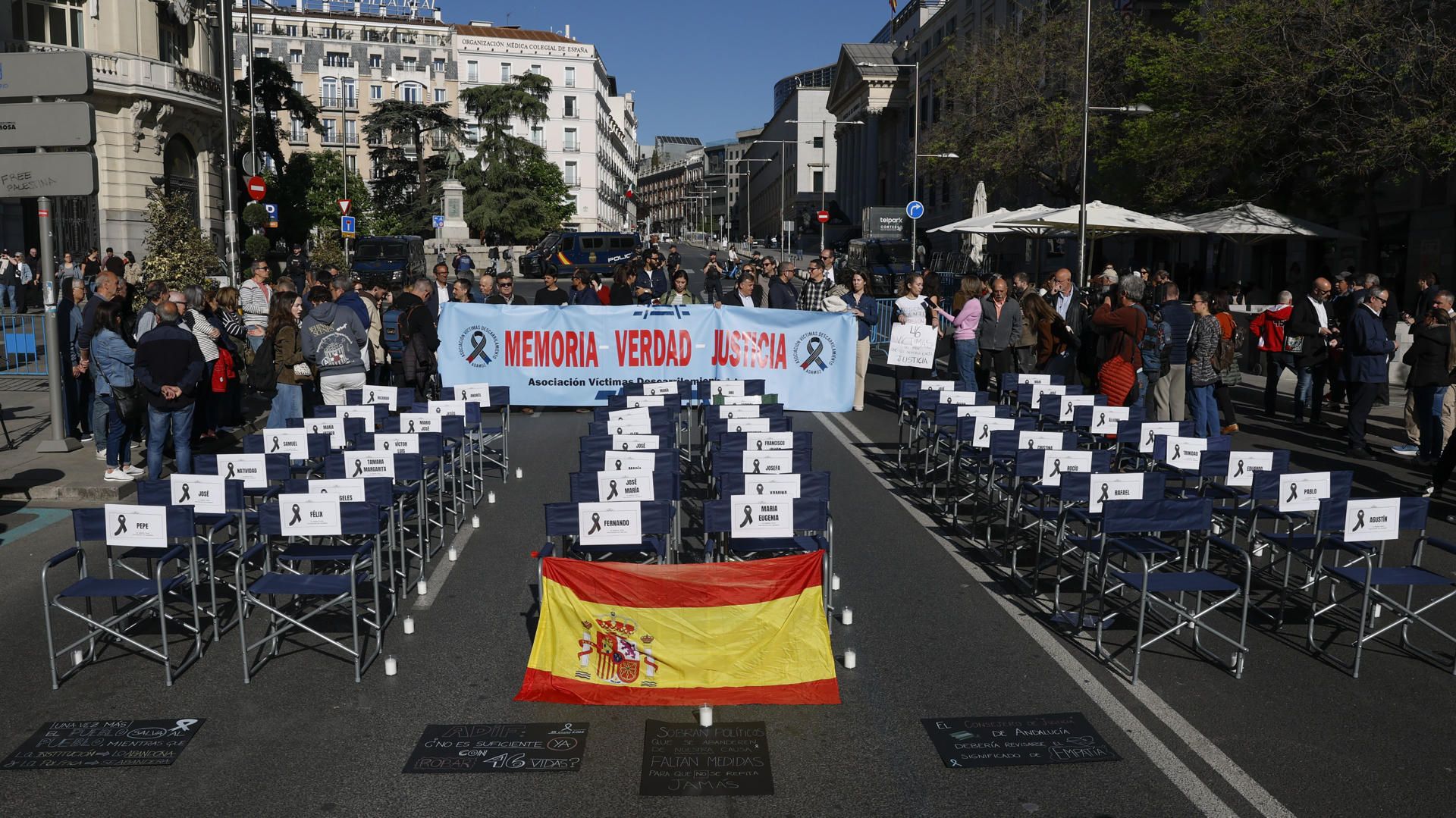 La concentración de las víctimas de Adamuz frente al Congreso.