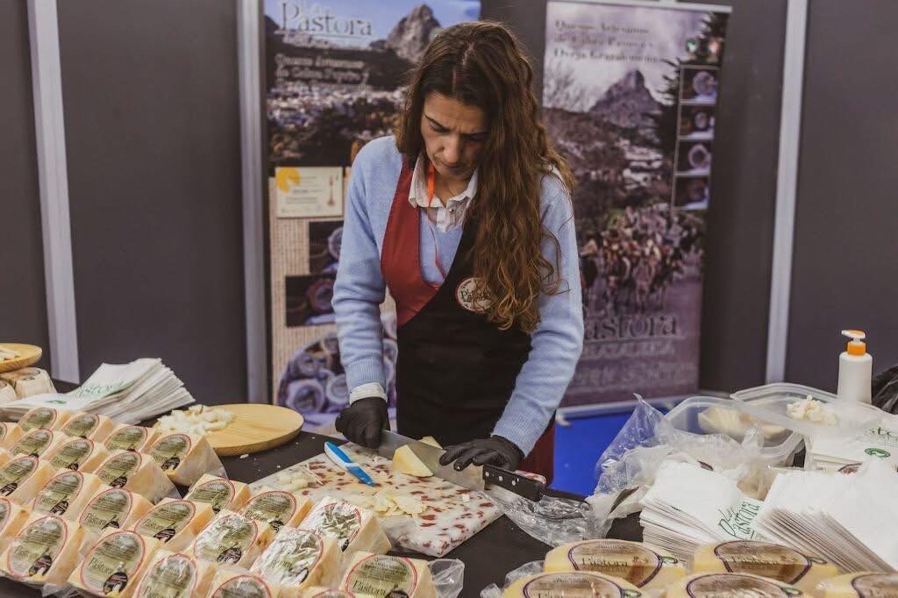 La quesería La Pastora de Grazalema se alza con el Oro en el Campeonato de los Mejores Quesos de España. La quesería La Pastora de Grazalema se alza con el Oro en el Campeonato de los Mejores Quesos de España.