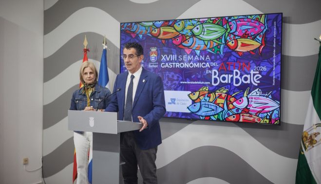 Pelayo y Molina, delante de una de las promociones de la Semana del Atún, obra del jerezano Quirós, el 'pintor de los atunes'..