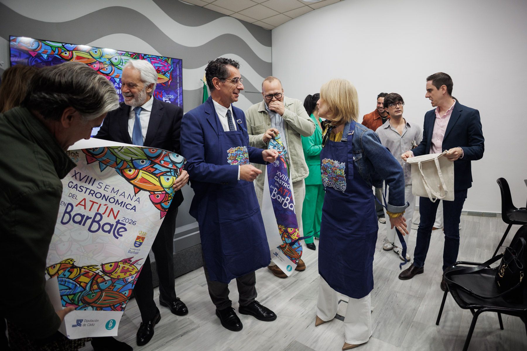 Los alcaldes Molina y Pelayo se ponen unos delantales de promoción de la Semana del Atún barbateña en el Ayuntamiento de Jerez. Los alcaldes Molina y Pelayo se ponen unos delantales de promoción de la Semana del Atún barbateña en el Ayuntamiento de Jerez.