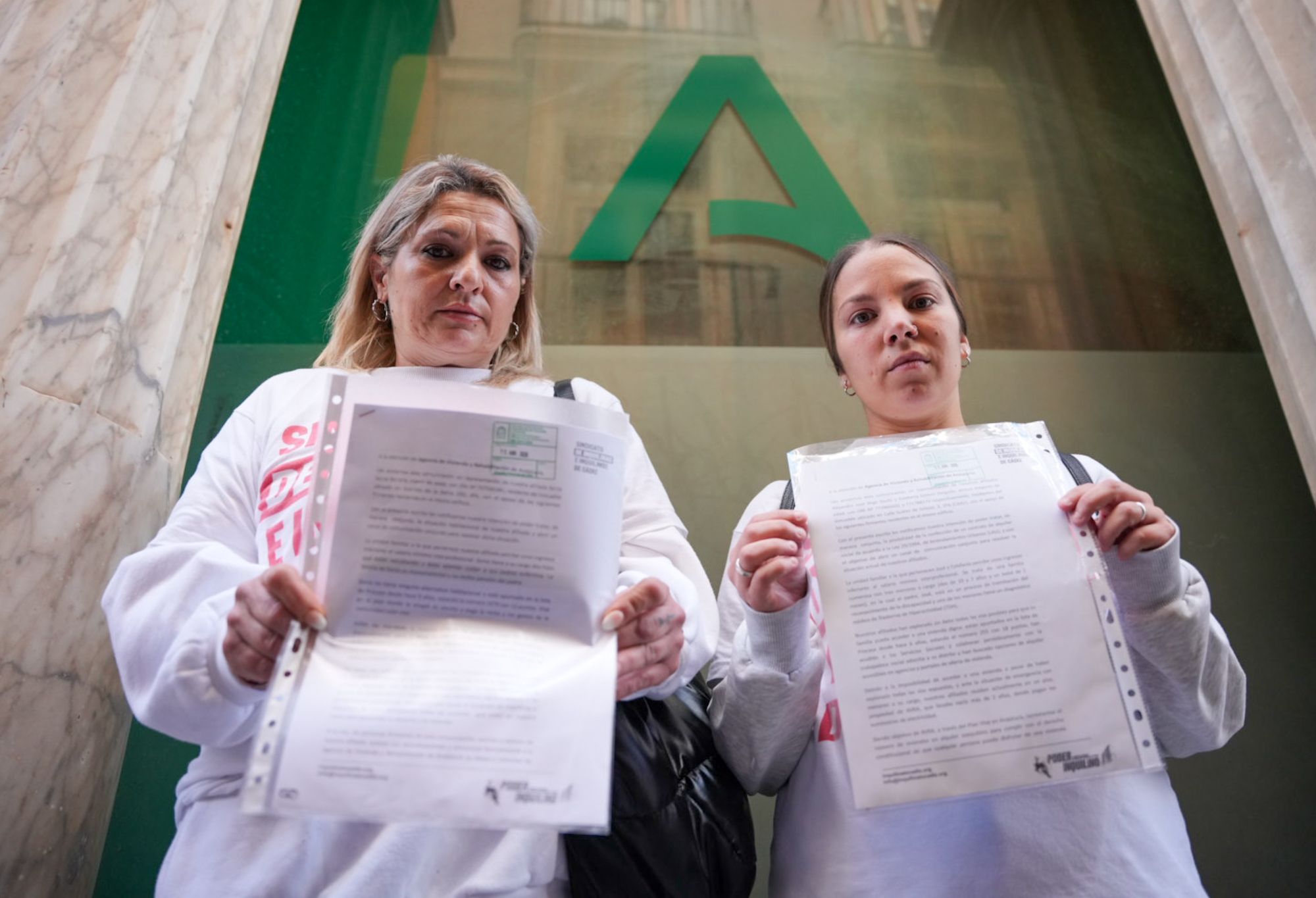 Las dos mujeres afectadas, enseñando los escritos presentados en Agencia de Vivienda y Rehabilitación. Las dos mujeres afectadas, enseñando los escritos presentados en Agencia de Vivienda y Rehabilitación.