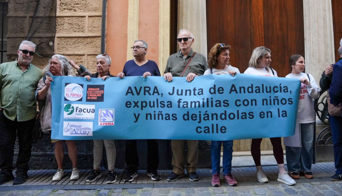 Concentración Desahucio Cádiz - Oficina de Cristóbal Colón Andalucía