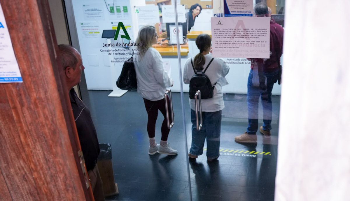 Concentración Desahucio Cádiz - Oficina de Cristóbal Colón Andalucía