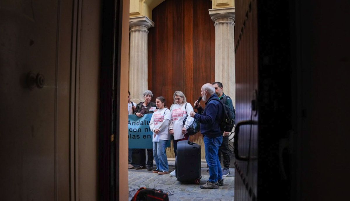 Concentración Desahucio Cádiz - Oficina de Cristóbal Colón Andalucía