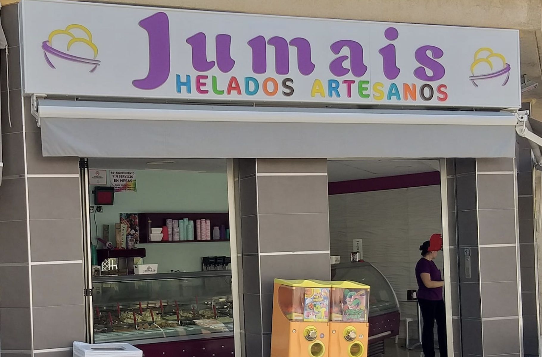 La heladería malagueña Jumais dice adiós por la incompatibilidad con un proceso judicial por la custodia de un menor. La heladería malagueña Jumais dice adiós por la incompatibilidad con un proceso judicial por la custodia de un menor.