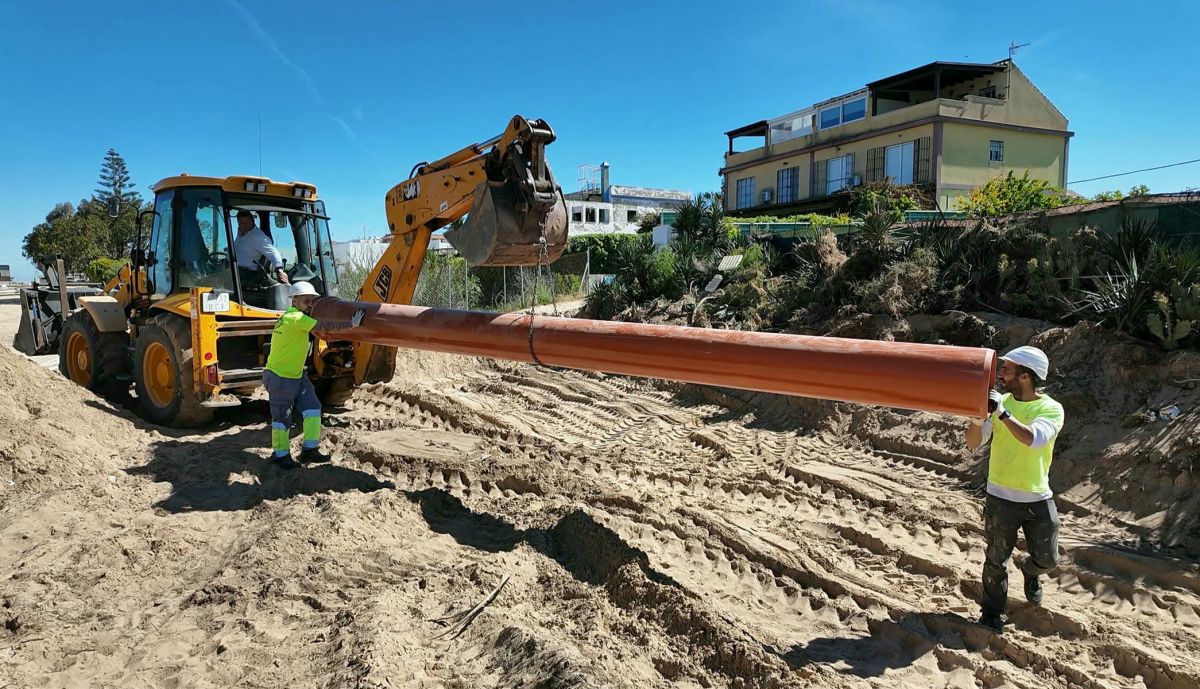Obras de reparación de la red de saneamiento en Sanlúcar.