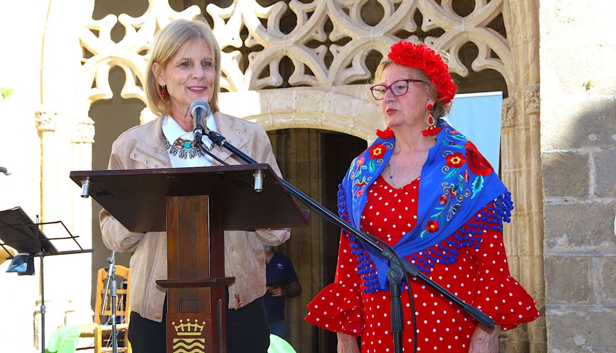 La alcaldesa asiste al encuentro en los Claustros de Santo Domingo.