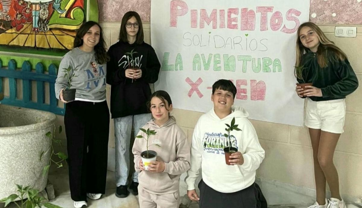 Los alumnos y alumnas del CEIP Miguel de Cervantes cultivan pimientos por una buena causa.