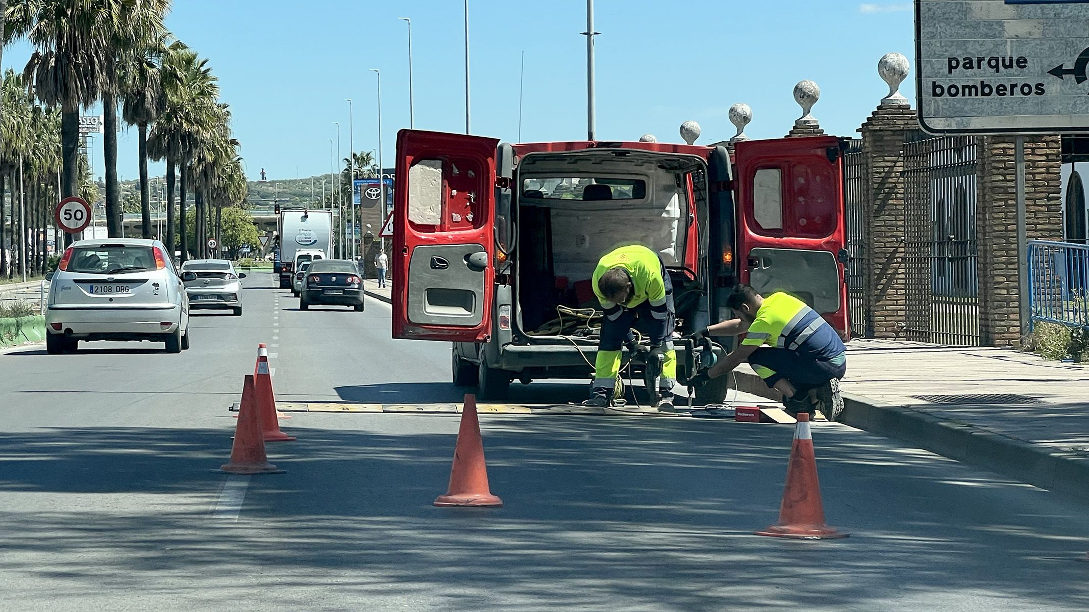 Instalación de badenes en la Avenida Rey Felipe VI con motivo de la Motorada en El Puerto.