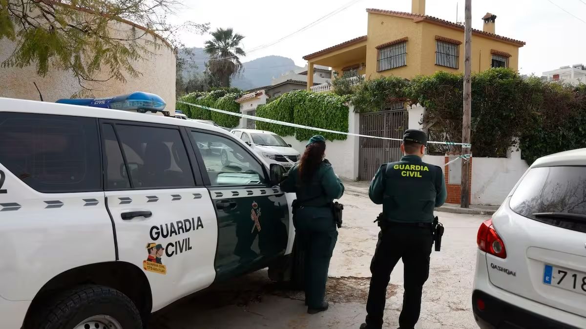 Guardias civiles junto a la vivienda en la que fue hallado el cadáver de Edurne. Guardias civiles junto a la vivienda en la que fue hallado el cadáver de Edurne.