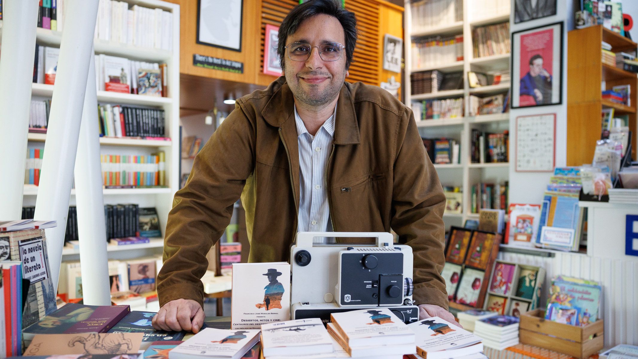 Fran Delgado, posando en la Librería Laberinto de Jerez.
