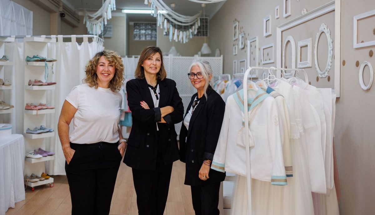 Equipo de la boutique infantil El vestidor blanco en Puerto Real, inmersa en la temporada de comuniones.