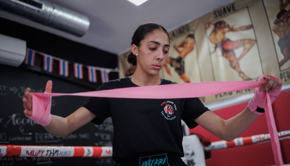 Sobre el ring del CD Team Abuelo en Jerez, Malena Ruiz se ha formado como luchadora hasta profesionalizarse el pasado mes de febrero.