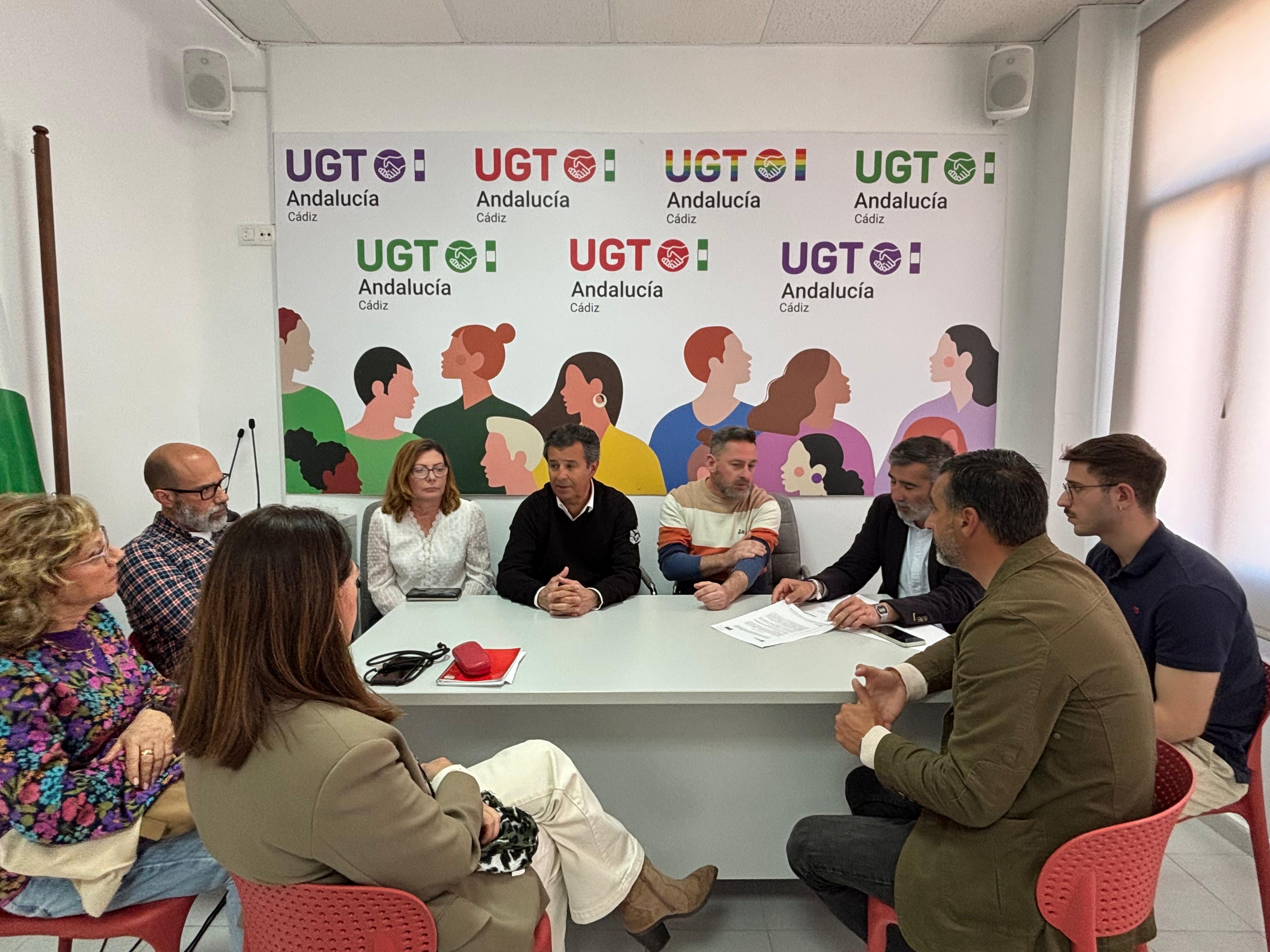 Un momento de la reunión entre los representantes del PSOE en Cádiz y personal sindical en Faisem. Un momento de la reunión entre los representantes del PSOE en Cádiz y personal sindical en Faisem.