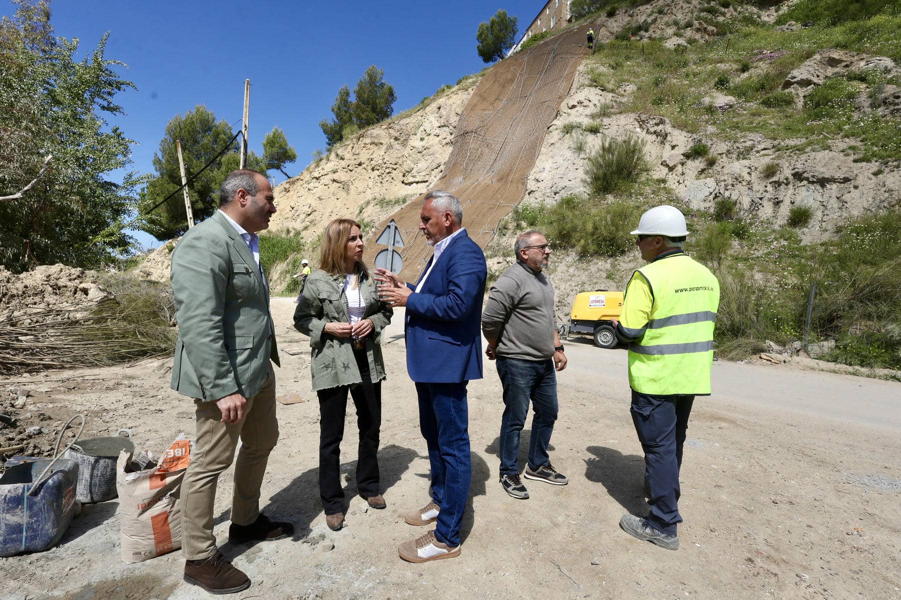 Almudena Martínez, con Pedro Barroso, alcalde de Torre Alháquime.