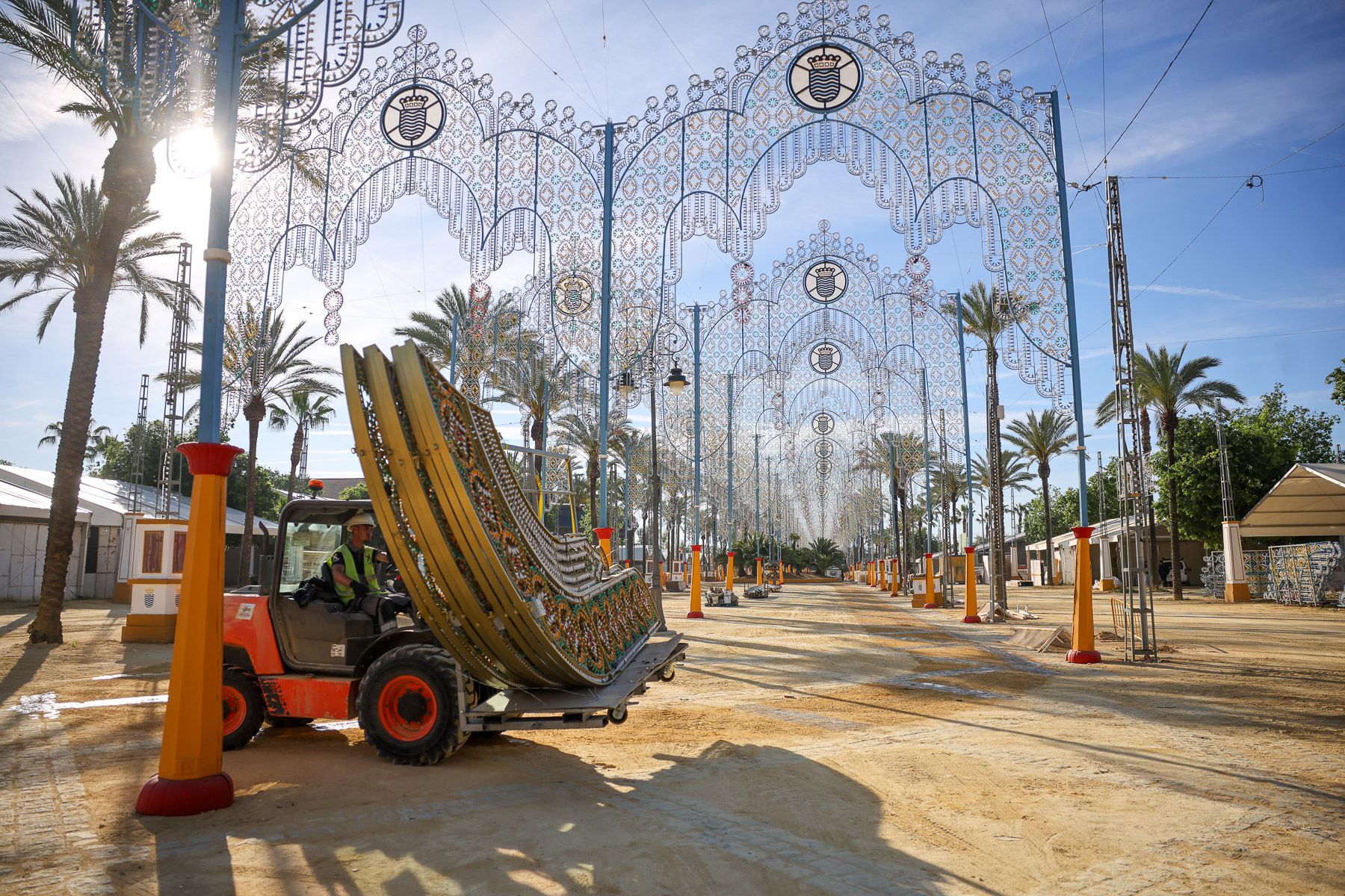 Instalación del alumbrado, este jueves, en el Real del González Hontoria, en la cuenta atrás para la Feria de Jerez.