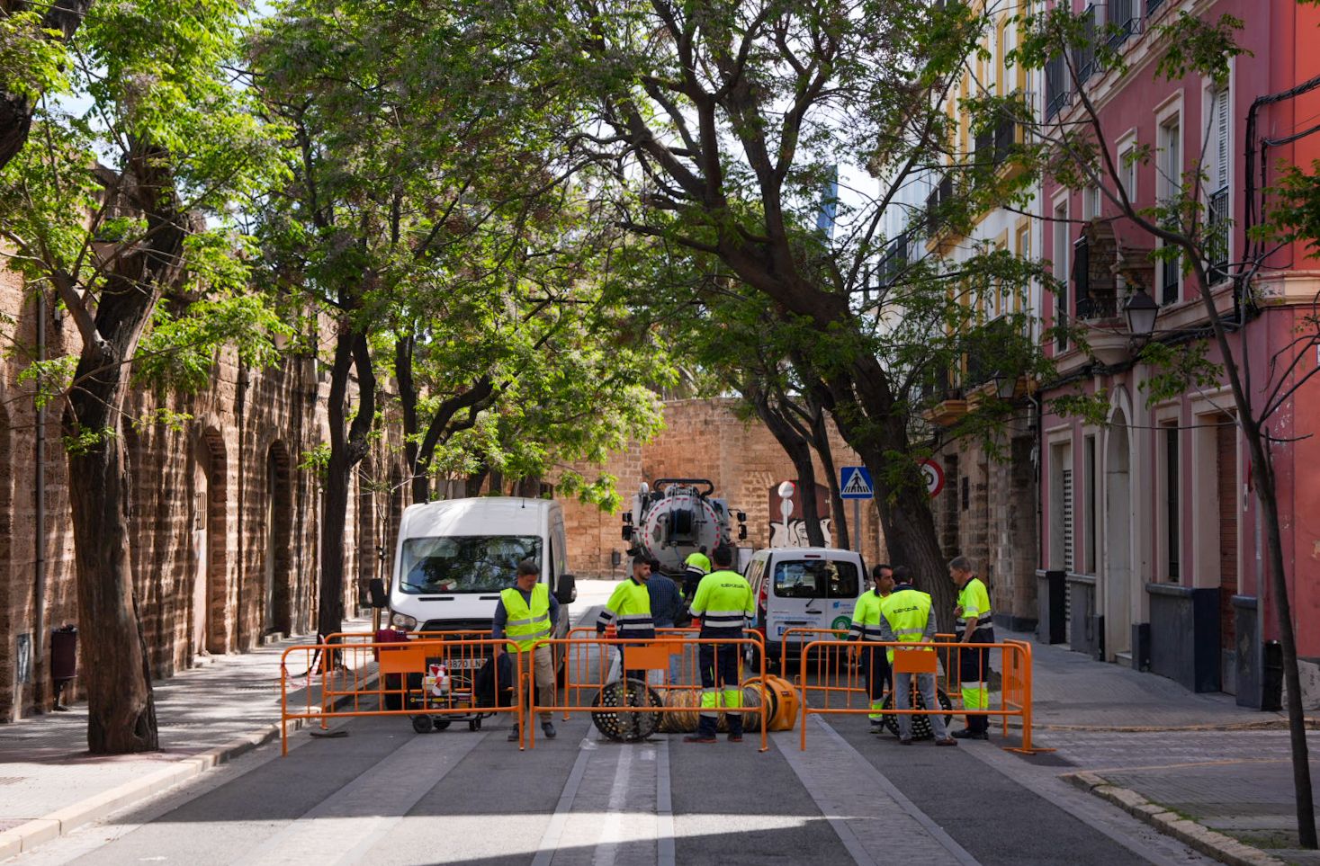 La calle Honduras, cortada por las obras de Aguas de Cádiz.
