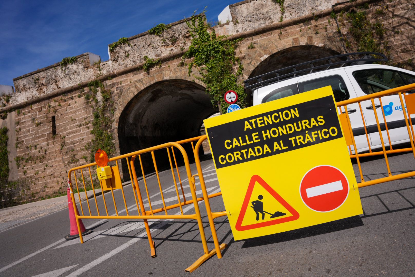 Cartel de prohibido el paso por las obras en la calle Honduras. Cartel de prohibido el paso por las obras en la calle Honduras.