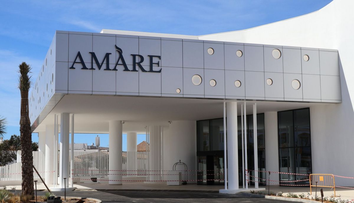 Entrada del hotel, a punto de inaugurarse.