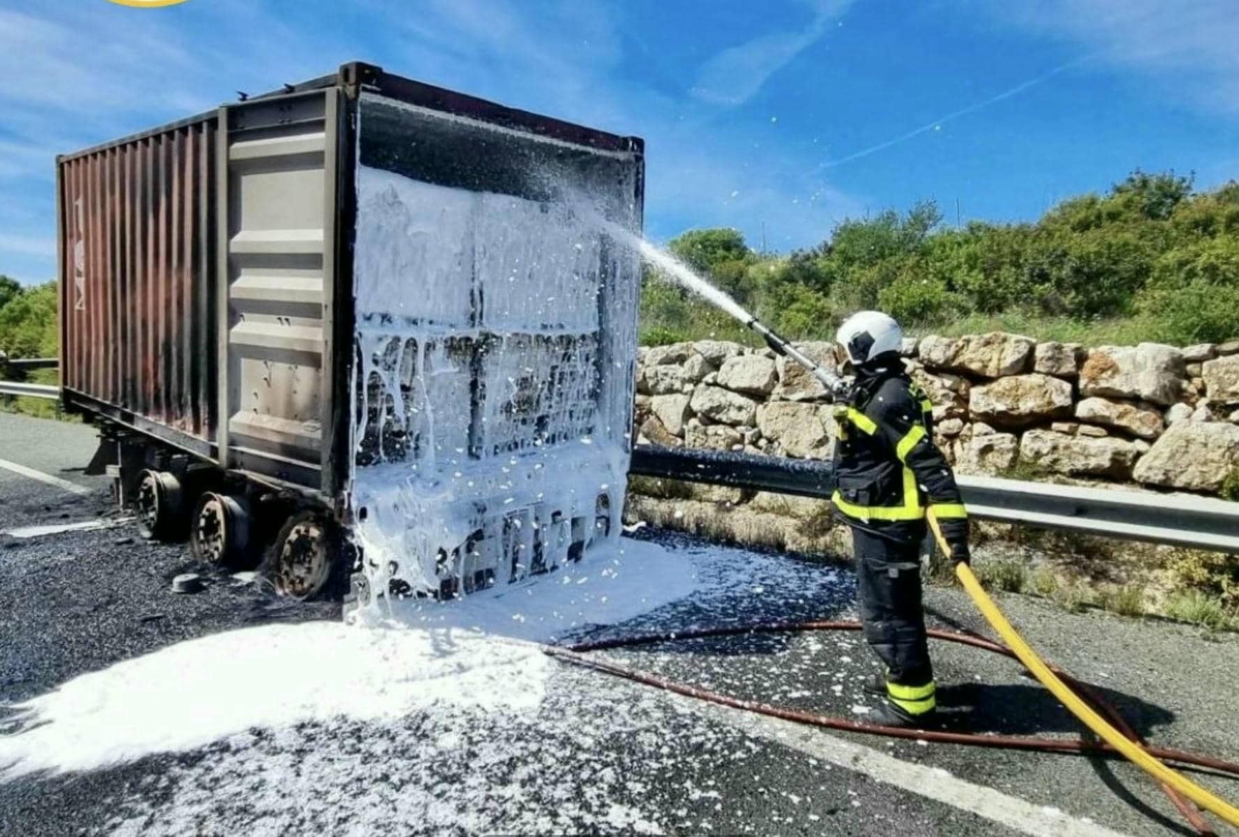 Intervención de los bomberos en el incendio de un camión en la A 381. Intervención de los bomberos en el incendio de un camión en la A 381.