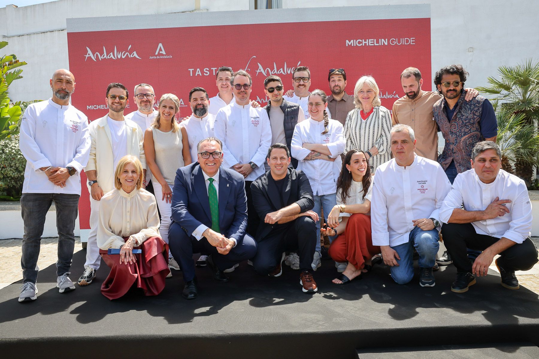 Foto de familia de la clausura en Jerez de 'Tastes of Andalucía', una experiencia inmersiva con un menú irrepetible. Foto de familia de la clausura en Jerez de 'Tastes of Andalucía', una experiencia inmersiva con un menú irrepetible.