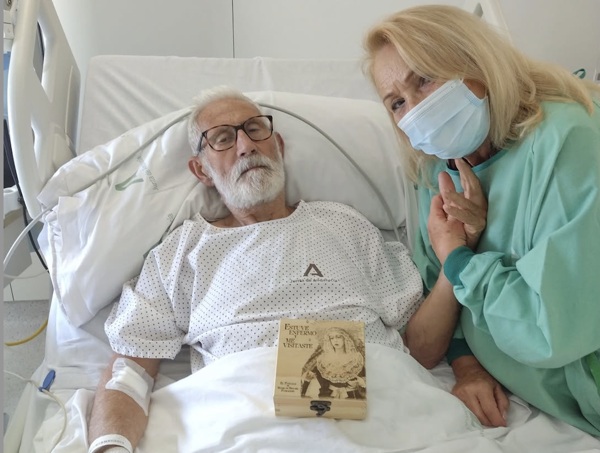 Salvador Cortijo en el hospital junto a su hija, con la imagen de la Virgen del Patrocinio en su regazo.