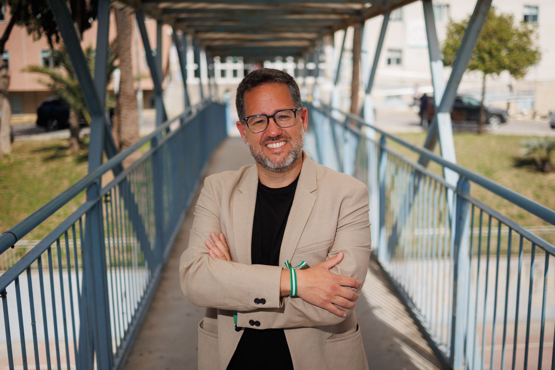 José Ignacio García, en la pasarela que une el Hospital de Jerez y su barriada de Las Torres.