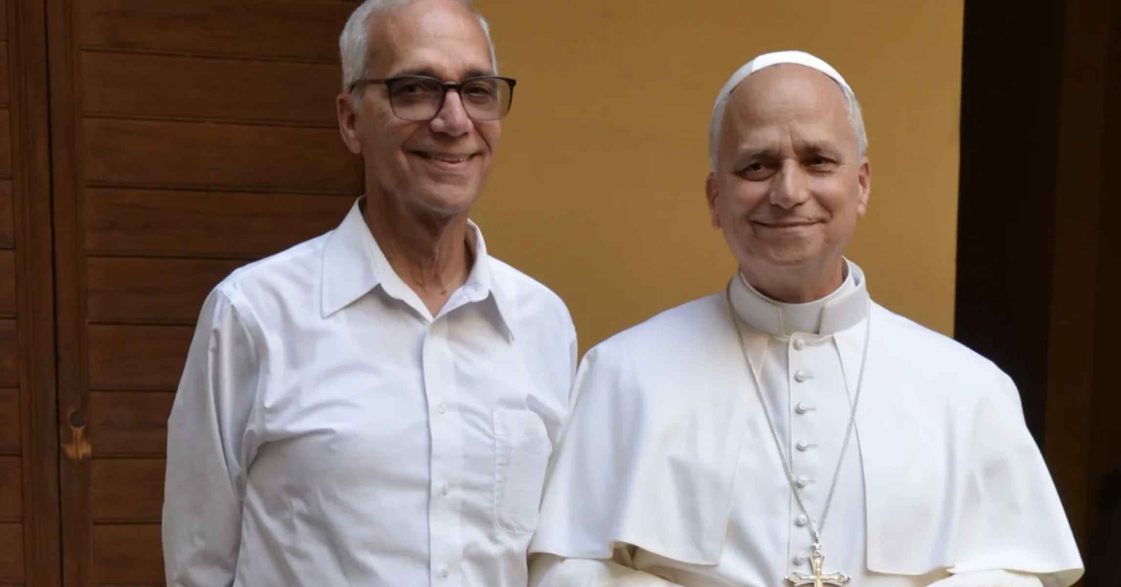 El Papa León XIV, junto a su hermano, John Prevost. El Papa León XIV, junto a su hermano, John Prevost.