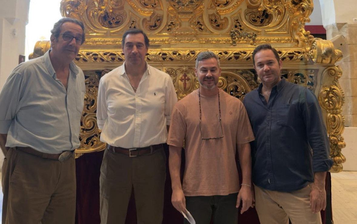 El hermano mayor y oficiales de la cofradía con el tallista David Medina ante el paso. El hermano mayor y oficiales de la cofradía con el tallista David Medina ante el paso.