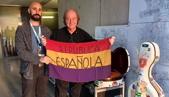 Pedro Carmona con un descendiente de un preso republicano en Mauthausen.