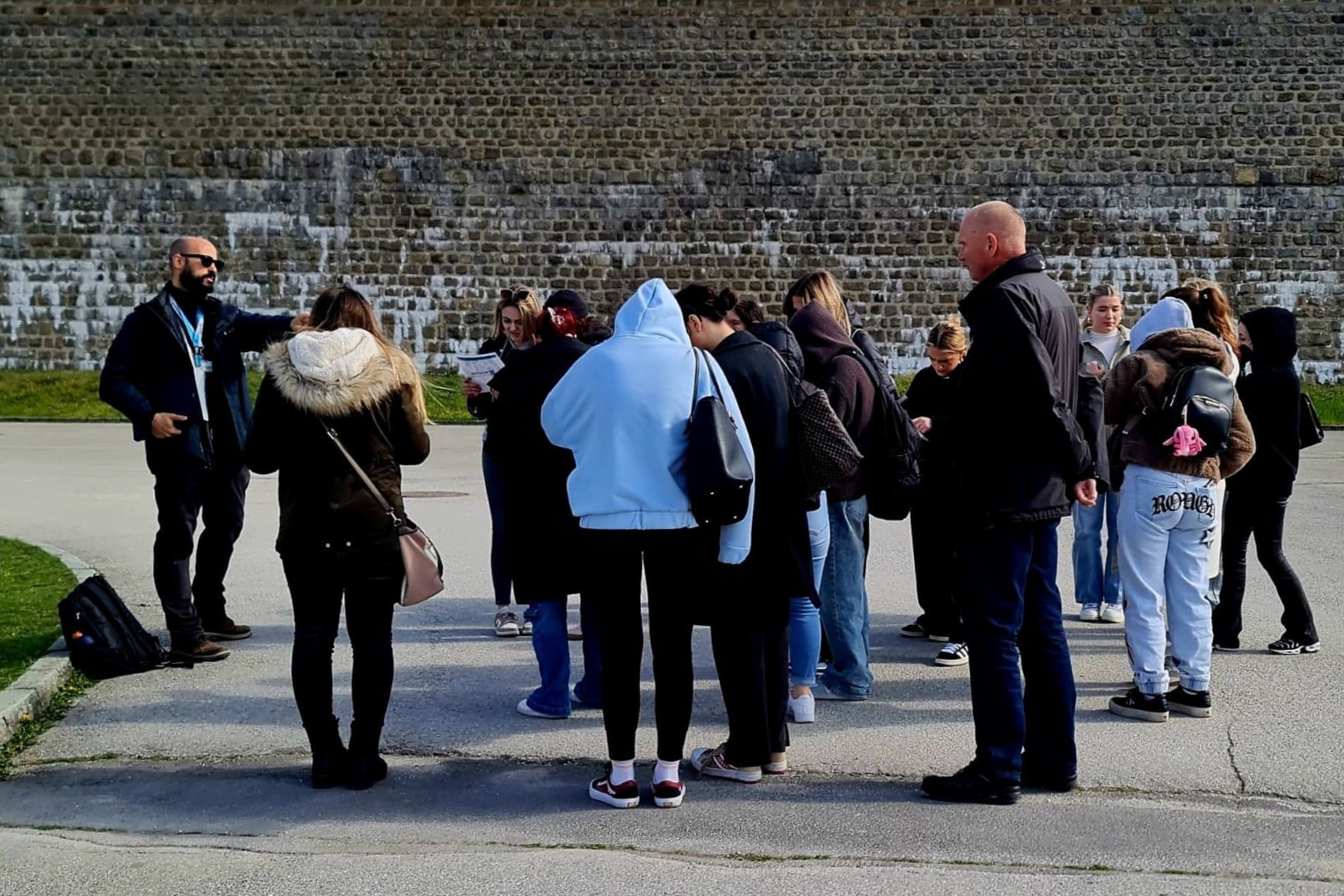 Pedro Carmona (izq), con uno de los grupos con los que hace las visitas en lo que fue el campo de concentración de Mauthausen.