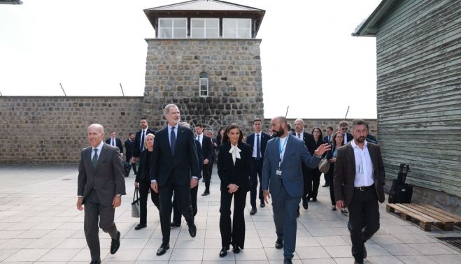 Pedro Carmona, junto a la reina Letizia, durante la visita de los reyes a Mauthausen en 2025.