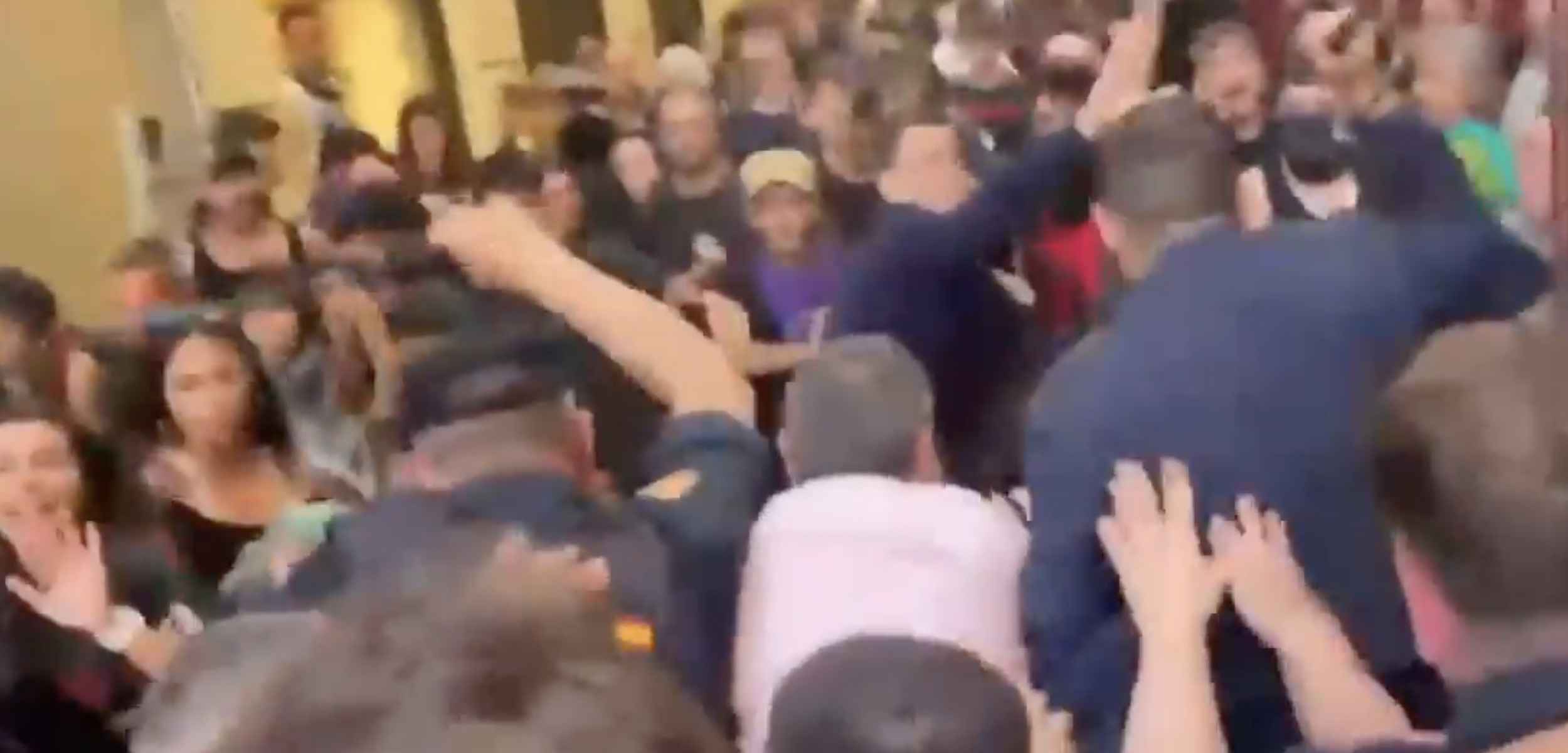 Disturbios en Granada al coincidir una concentración antifascista y un mitin de Vox.