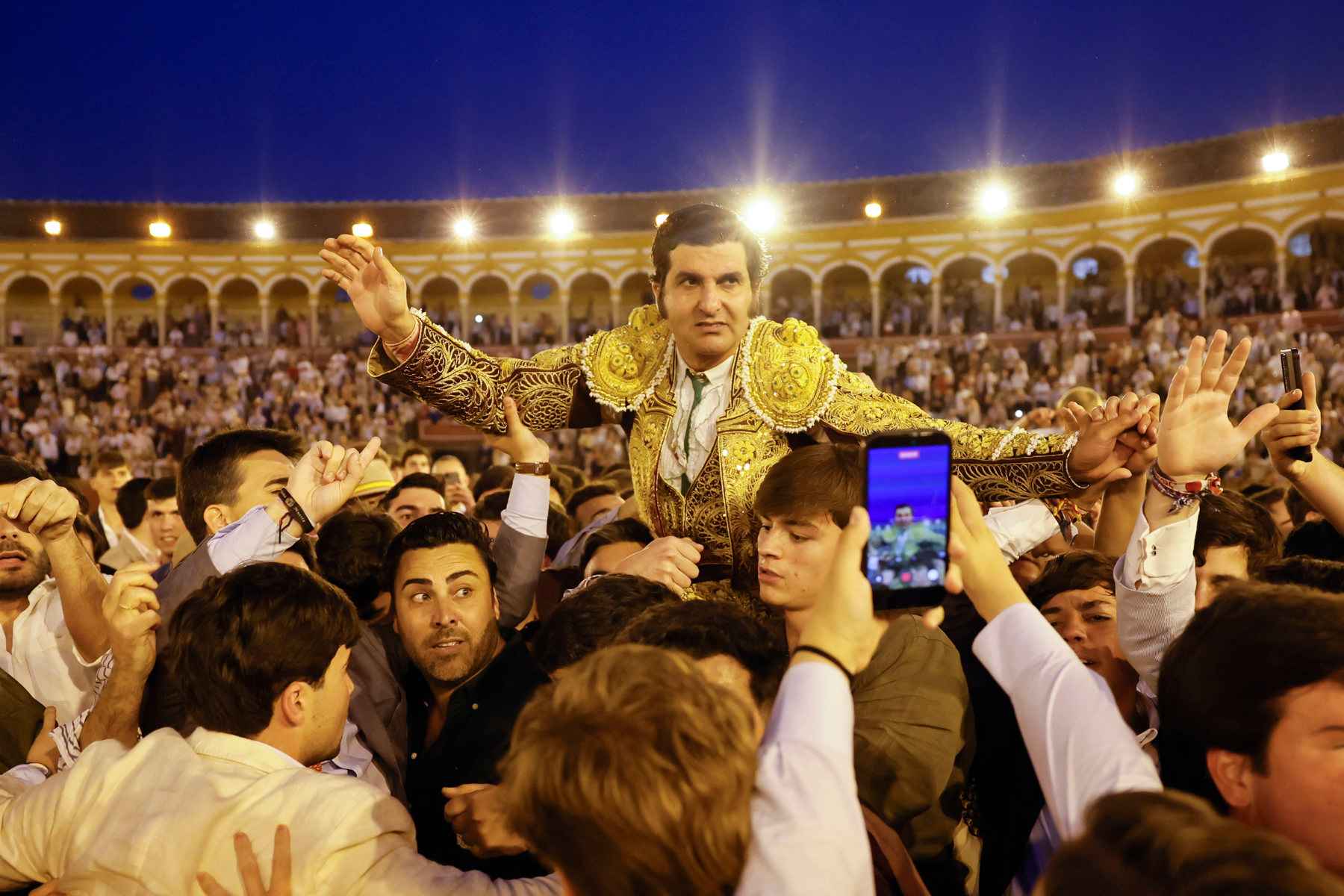 Morante, saliendo a hombros de la Maestranza.