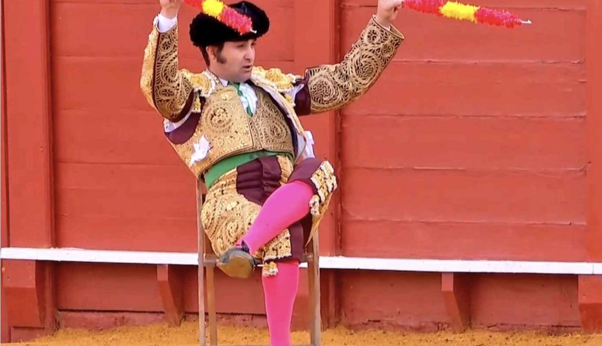 Morante, poniendo un par de banderillas sentado en una silla.