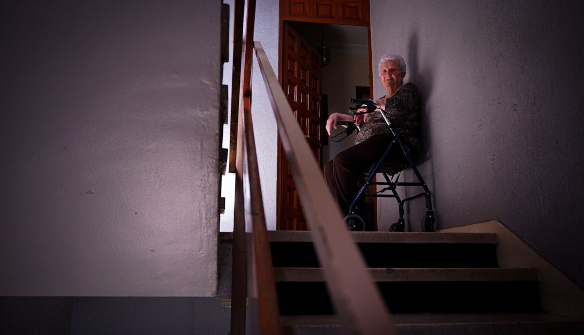 Nieves, quien vive en la segunda planta, no puede bajar a la calle desde hace años.
